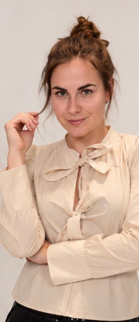 Jasmijn blouse met strikje beige
