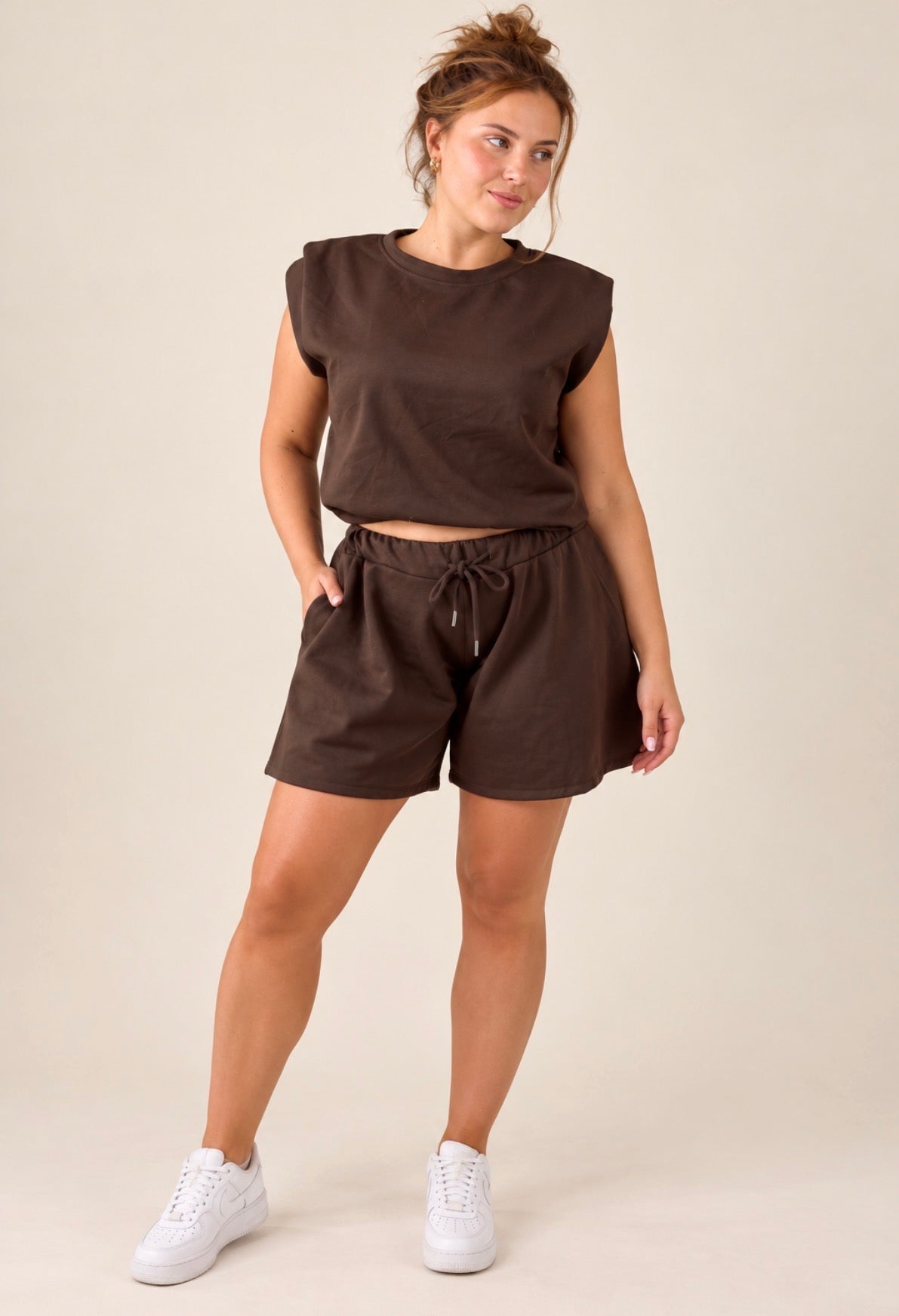 Lina set bruin