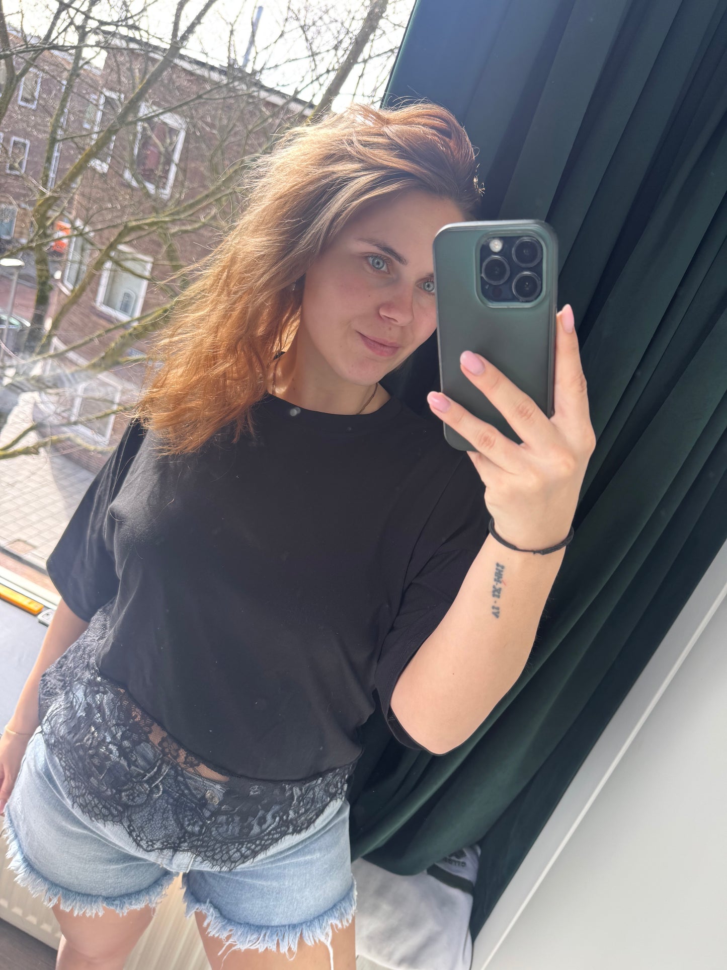 Cropped lace tee black