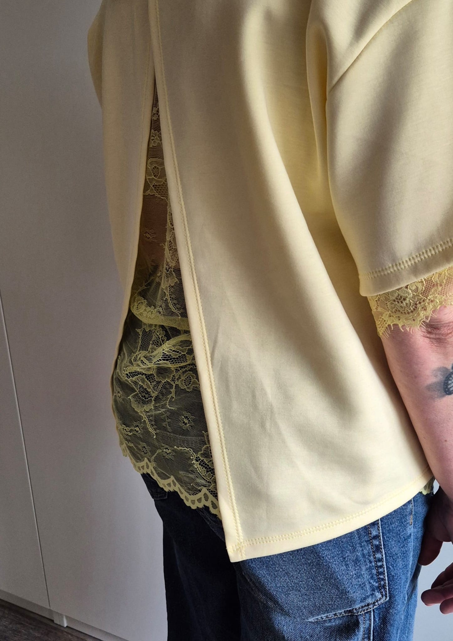 SPLIT BACK LACE TEE YELLOW